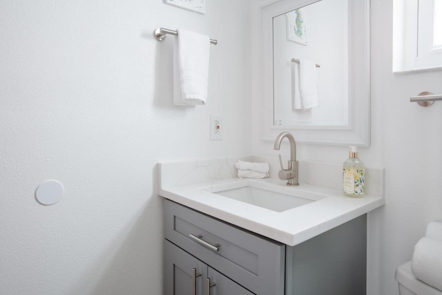 Walk Everywhere! 1-Bedroom Gem In Downtown Hub Ню Порт Ричи Екстериор снимка