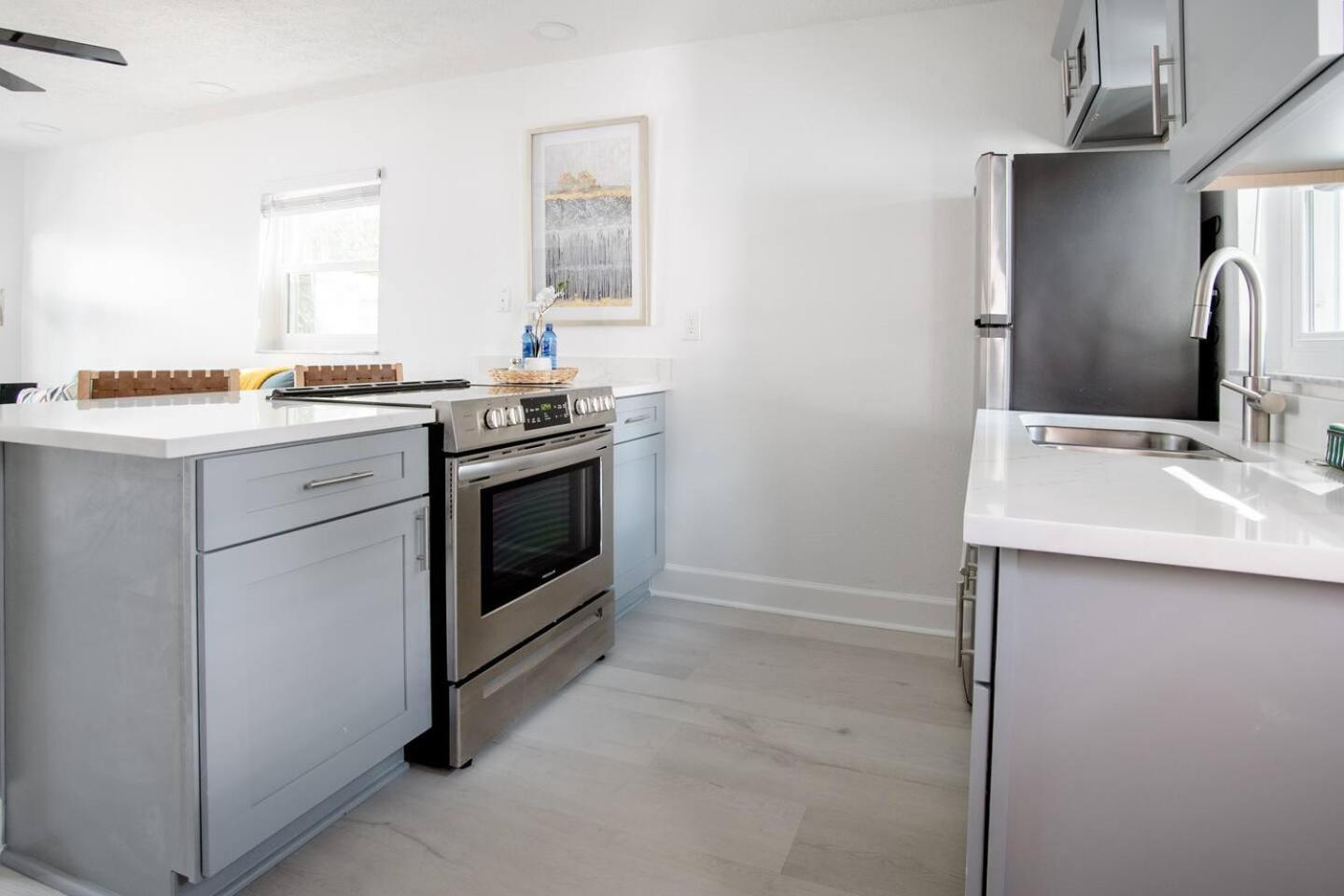 Walk Everywhere! 1-Bedroom Gem In Downtown Hub Ню Порт Ричи Екстериор снимка