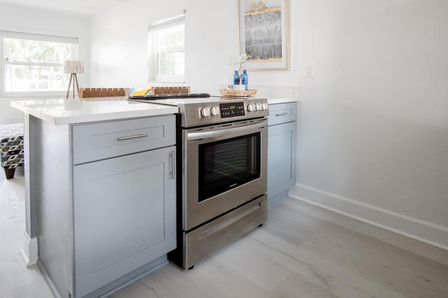 Walk Everywhere! 1-Bedroom Gem In Downtown Hub Ню Порт Ричи Екстериор снимка